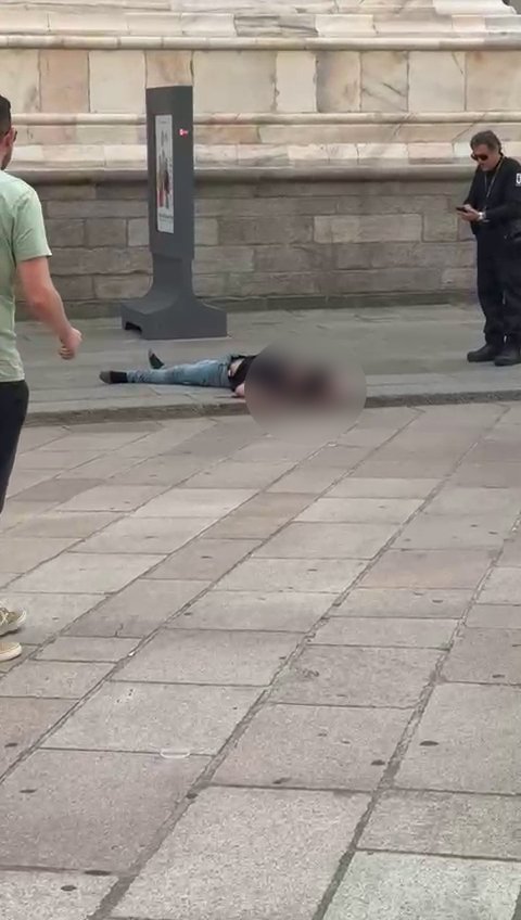 Sul Duomo prima di suicidarsi, kefiah in testa per nascondersi: De Maria ripreso in due video 3 vlcsnap 2025 05 14 08h01m53s787 copia