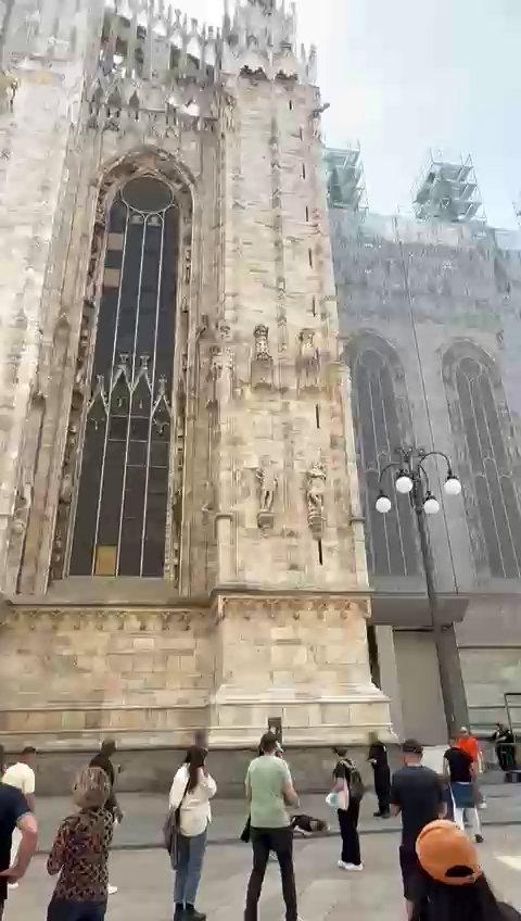 Sul Duomo prima di suicidarsi, kefiah in testa per nascondersi: De Maria ripreso in due video 4 vlcsnap 2025 05 14 08h02m04s890 copia