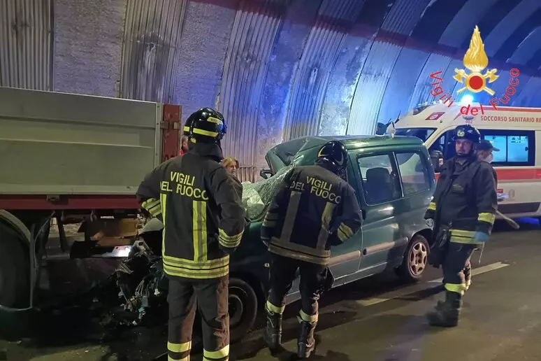 Auto contro un camion fermo per un guasto, due vittime 1 incidente catanzarese