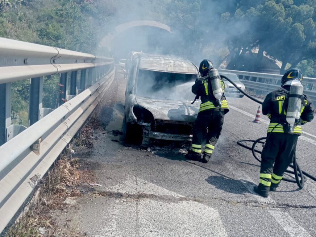 Tangenziale Messina Centro: furgone prende fuoco. 3 1000192644