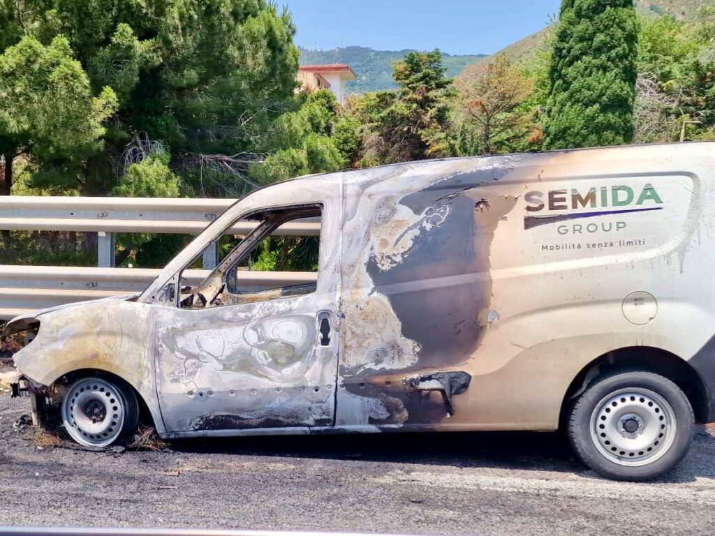 Tangenziale Messina Centro: furgone prende fuoco. 5 1000192648