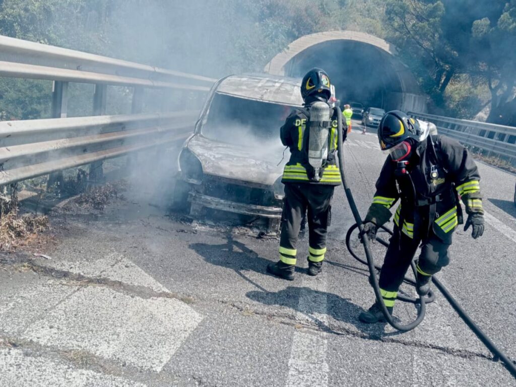 Tangenziale Messina Centro: furgone prende fuoco. 6 1000192654