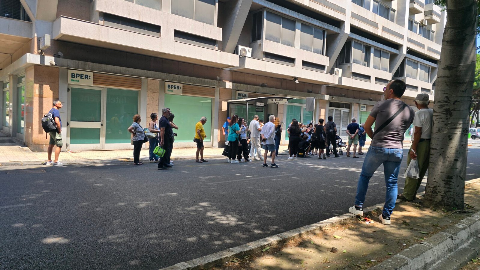 Ferie d'Agosto e corse soppresse a Messina: la scioccante scoperta di ATM che i Dipendenti Hanno Diritto alle Vacanze 6 ATM attesa alla fermata