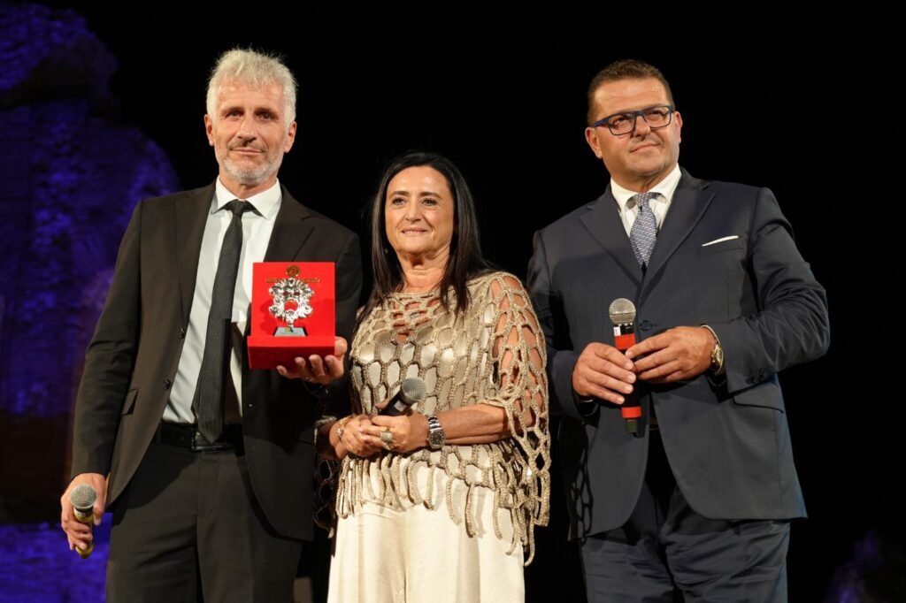 Il grande cinema europeo premiato ai Nations Award di Taormina 6 Andrea De Mozzi premiato da Ersilia Saverino
