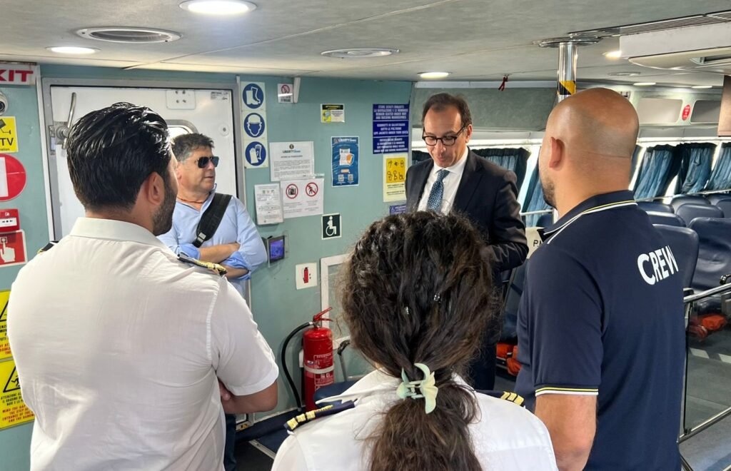 FEDERMAR CISAL, "CHE FINE HA FATTO L’OSSERVATORIO REGIONALE SULLE CONDIZIONI DI LAVORO DEI MARITTIMI DI CARONTE & TOURIST PROMESSO DAL DIRIGENTE E DALL’ASSESSOREREGIONALE GAETANO ARICO’ ". 3 Arico_aliscafo Ustica_3
