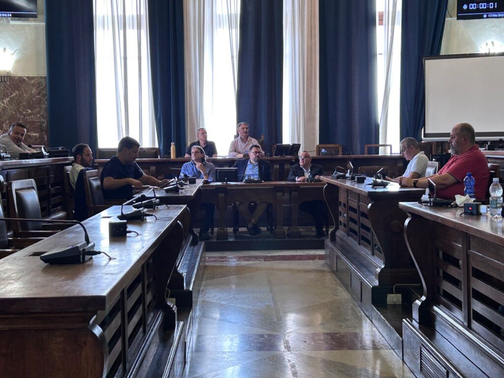 La Cisl Messina in Commissione Ponte. Alibrandi: «Avere la capacità di stare insieme mettendo da parte le ideologie per non farsi trovare impreparati all’avvio dell’opera con l’obiettivo comune di far crescere la città». 4 CISL Commissione Ponte