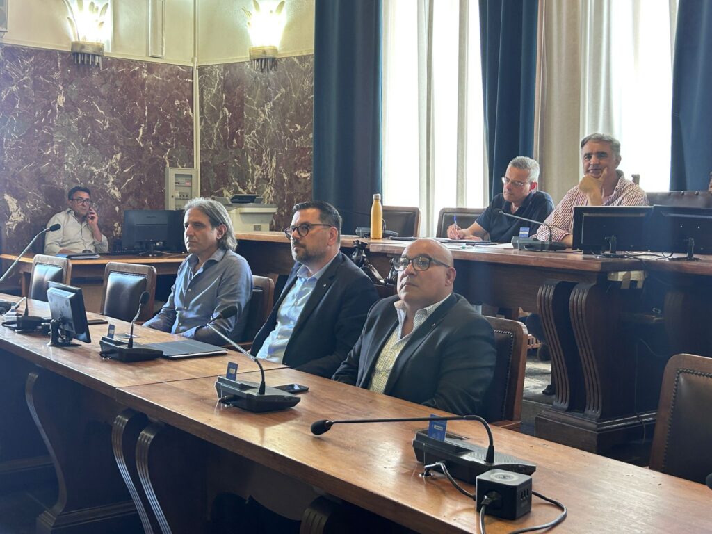 La Cisl Messina in Commissione Ponte. Alibrandi: «Avere la capacità di stare insieme mettendo da parte le ideologie per non farsi trovare impreparati all’avvio dell’opera con l’obiettivo comune di far crescere la città». 3 CISL Commissione Ponte