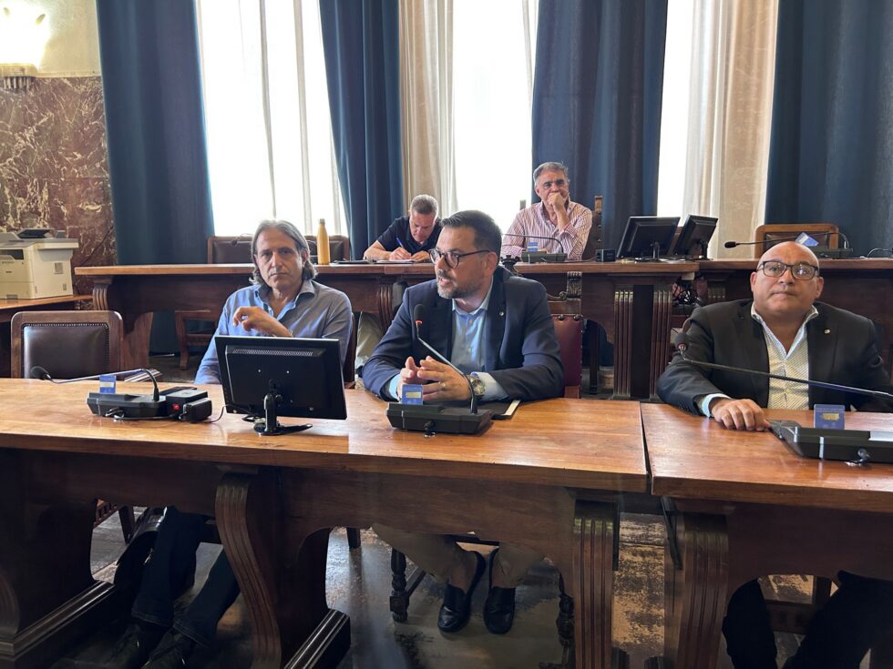 La Cisl Messina in Commissione Ponte. Alibrandi: «Avere la capacità di stare insieme mettendo da parte le ideologie per non farsi trovare impreparati all’avvio dell’opera con l’obiettivo comune di far crescere la città». 1 CISL Commissione Ponte 4