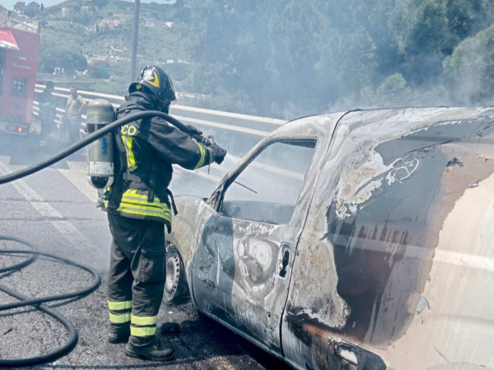 Tangenziale Messina Centro: furgone prende fuoco. 1 IMG 20250606 WA0017