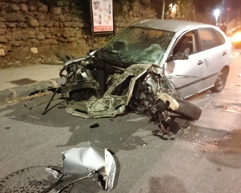 Incidente: conducente sbalzato fuori dall'abitacolo in via Consolare Pompea