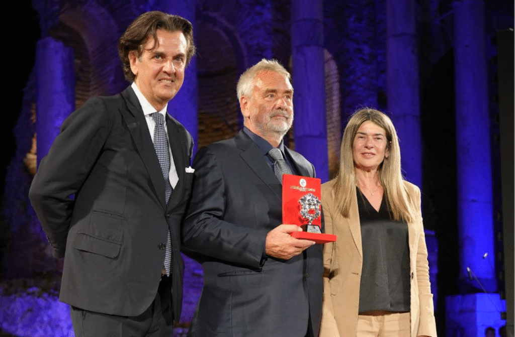 Il grande cinema europeo premiato ai Nations Award di Taormina 4 Michel Curatolo ed Elvira Amata premiano Luc Besson - 1.jpeg (1)