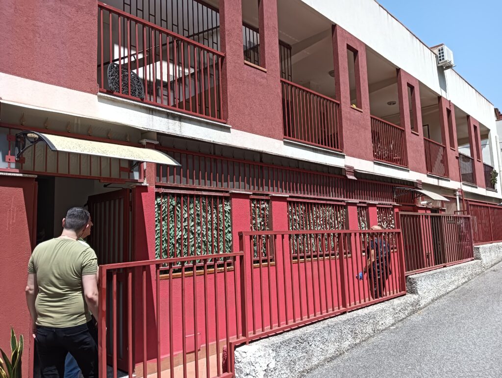 Santa Lucia sopra Contesse: madre precipita dal primo piano con la figlia neonata. Bimba gravissima 3 Santa lucia madre e figlio dal balcone