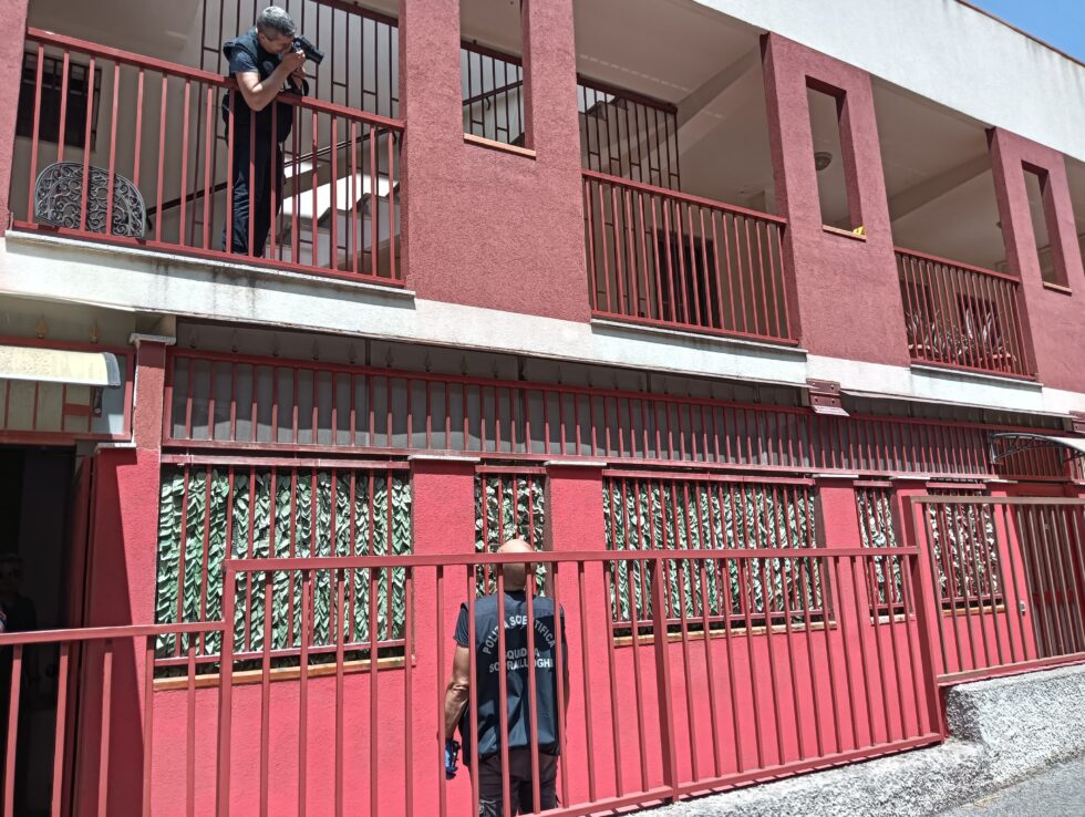 Santa Lucia sopra Contesse: madre precipita dal primo piano con la figlia neonata. Bimba gravissima 1 Santa lucia madre e figlio dal balcone 3