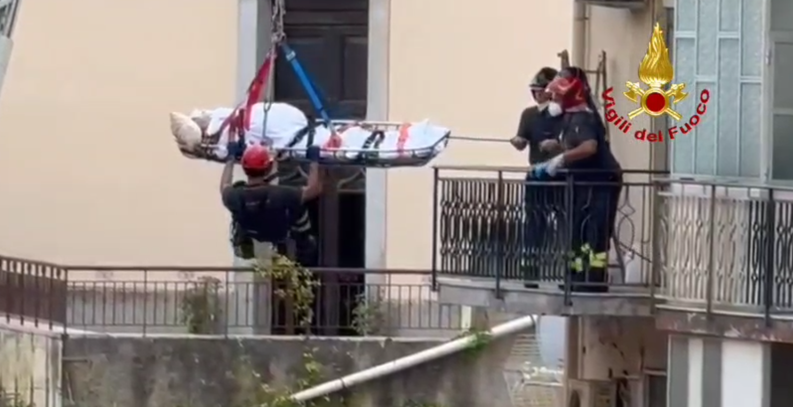 Intervento dei Vigili del Fuoco a Patti per assistenza sanitaria a persona con difficoltà di deambulazione 4 VVFF SOCCORSO