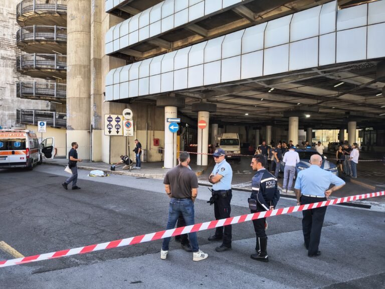 Parcheggio Cavallotti: donna muore cadendo dall'ultimo piano
