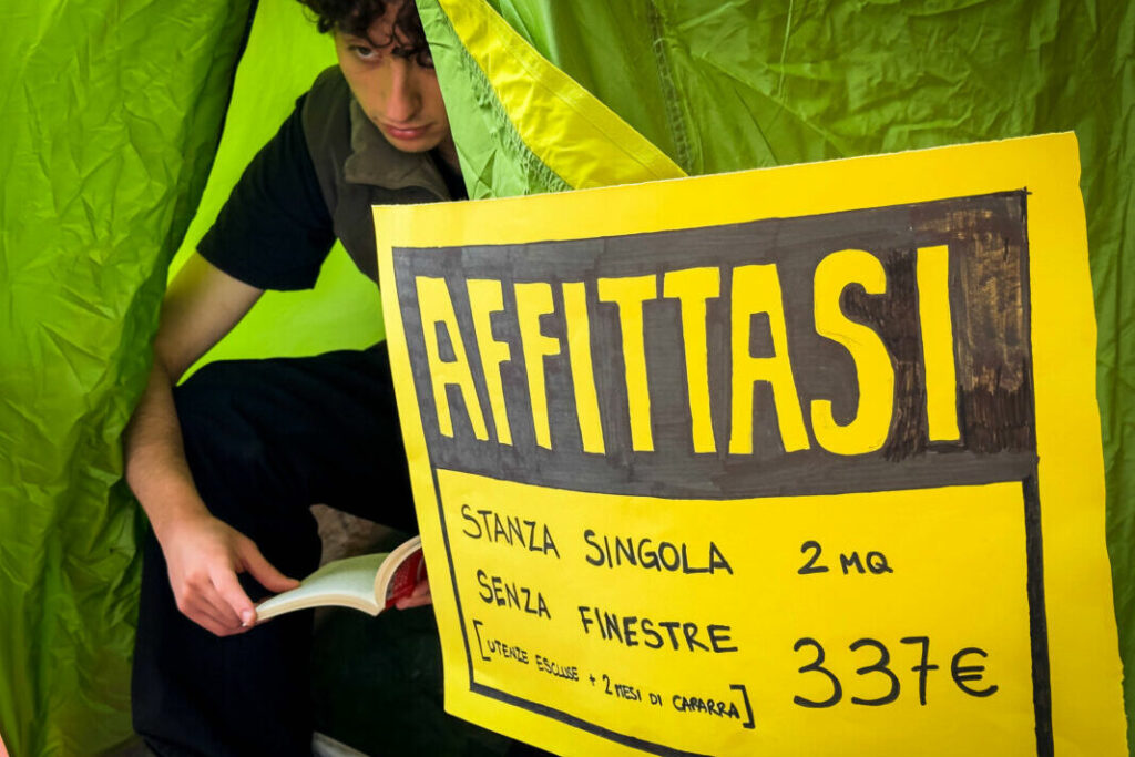 Affitti a Messina come a Milano: la bolla speculativa che si autoalimenta sulla pelle degli studenti con il passaparola tra proprietari 3 Studenti fuori sede della facoltà di lettere e filosofia protestano contro il caro affitti dentro una tenda da campeggio a Napoli