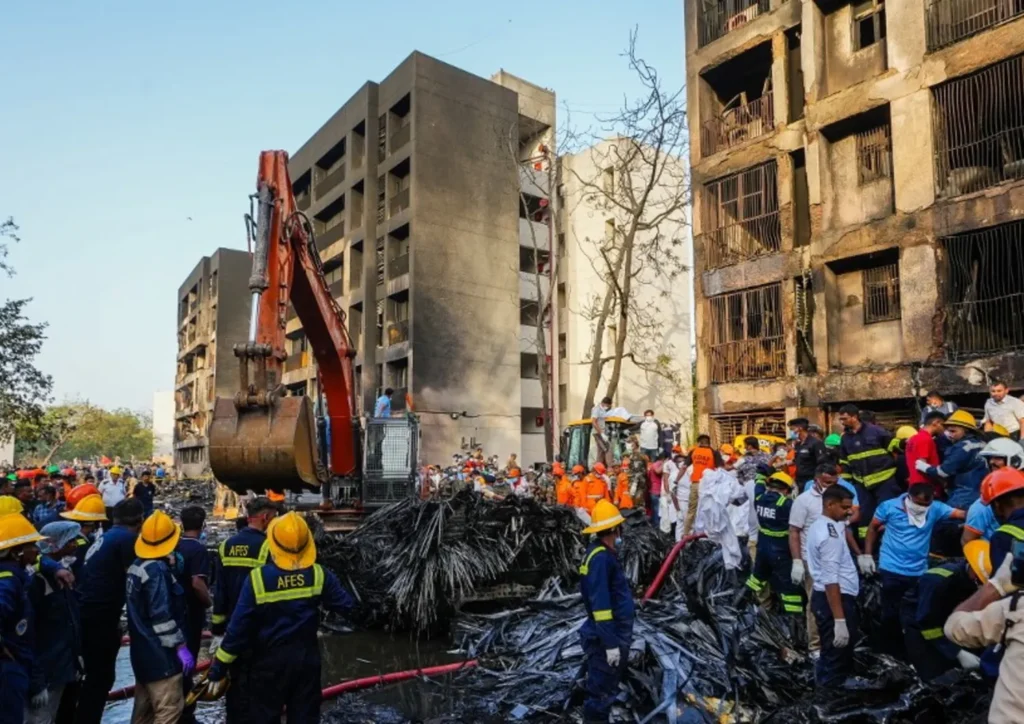 Tragedia aerea in India: Dreamliner si schianta dopo il decollo. Oltre 290 morti, un solo sopravvissuto 4 air india caduto