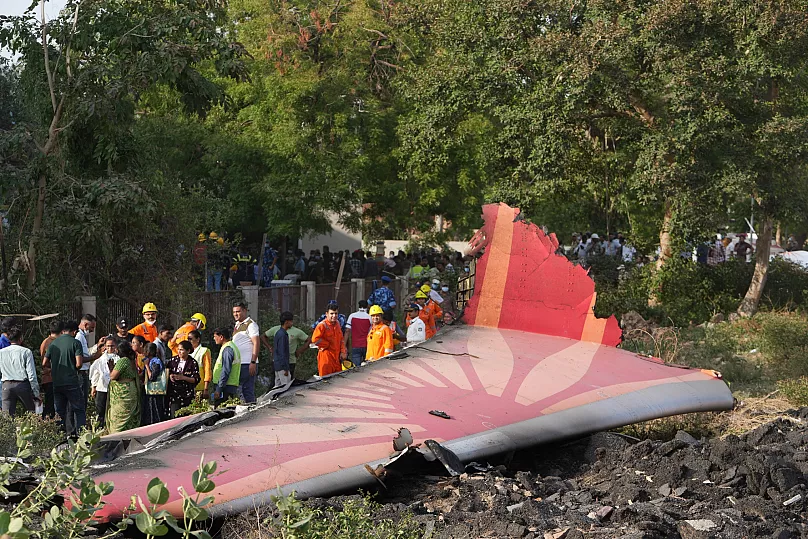Tragedia aerea in India: Dreamliner si schianta dopo il decollo. Oltre 290 morti, un solo sopravvissuto 1 air india crash