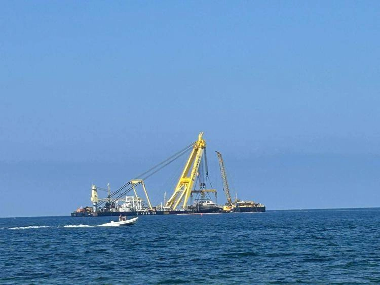 Bayesian, recuperato il relitto: lo yacht è stato sollevato dall'acqua 1 bayesian_fuoriacqua_adn