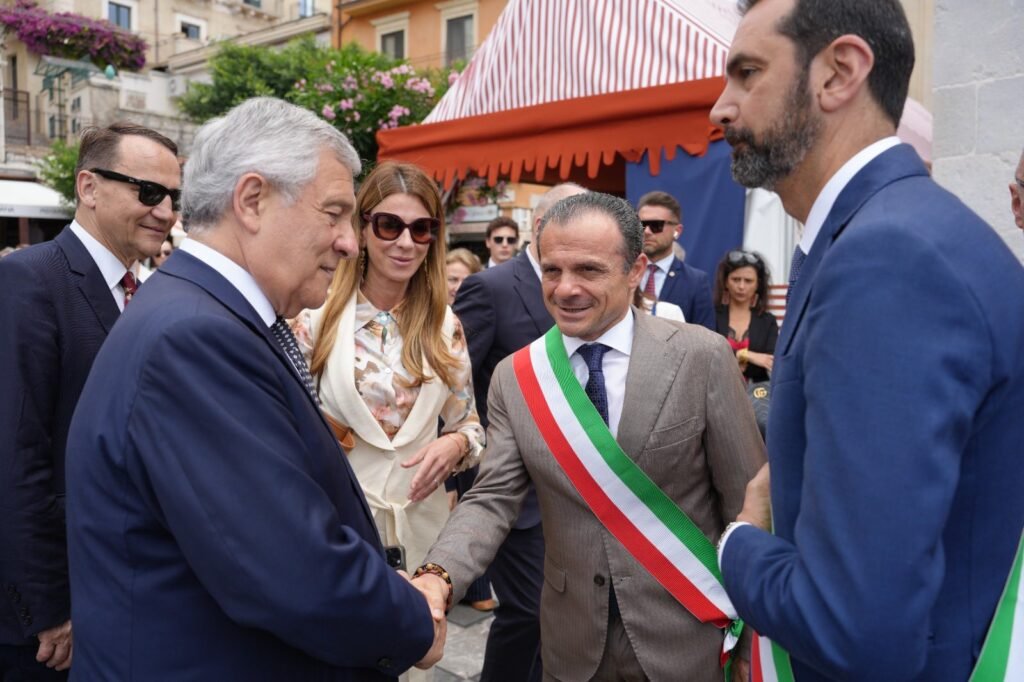 Conferenza di Messina, da "madrina" a "tappetino"… 3 de luca tajani