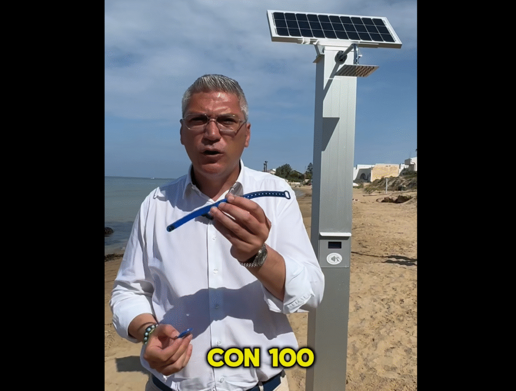 A Santa Croce Camerina la doccia in spiaggia diventa "intelligente": ricaricabile e solare per combattere gli sprechi 3 Sindaco Dimartino docce intelligenti