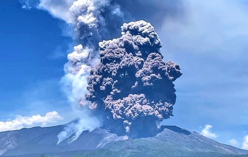 Etna: crolla materiale cratere Sud-Est, nube eruttiva alta chilometri 1 etna esplosione