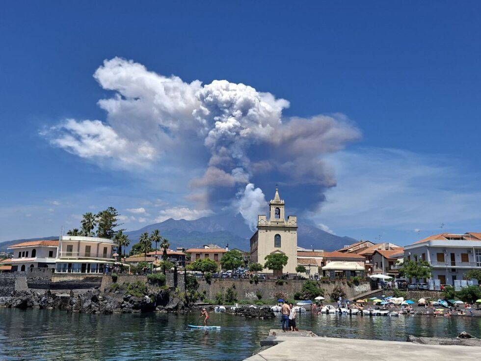 Cala energia eruttiva Etna, tremore vulcanico nella norma 1 Etna eruzione cratere