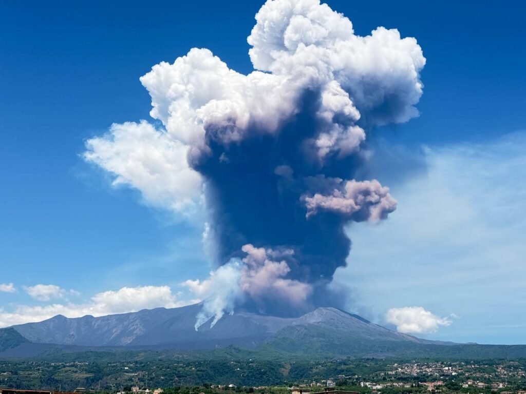 Etna eruzione cratere