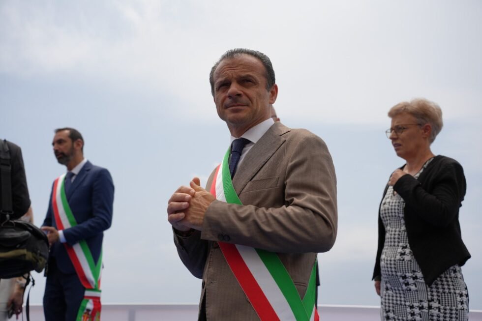 Conferenza di Messina, da "madrina" a "tappetino"… 1 il vestito marronchiaro