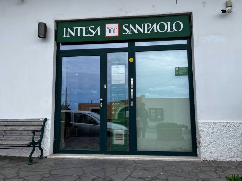 A Salina coro di "no" a chiusura filiale bancaria 1 la filiale Intesa San Paolo a Salina