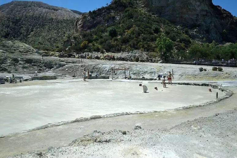 Isola di Vulcano: pozza fanghi sequestrata dopo ustioni alle gambe di turista 1 Turista accusa malore, sequestrata pozza dei fanghi a Vulcano
