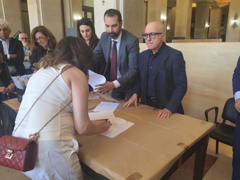 Una nuova casa per 32 famiglie del rione Taormina. 1 rione taormina consegna chiavi