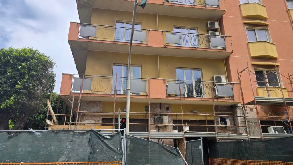 Uffici comunali messinesi da terzo mondo: al Palacultura si lavora tra secchi per l'acqua e blackout. La CGIL: "Vergogna senza fine" 3 Palazzo Satellite