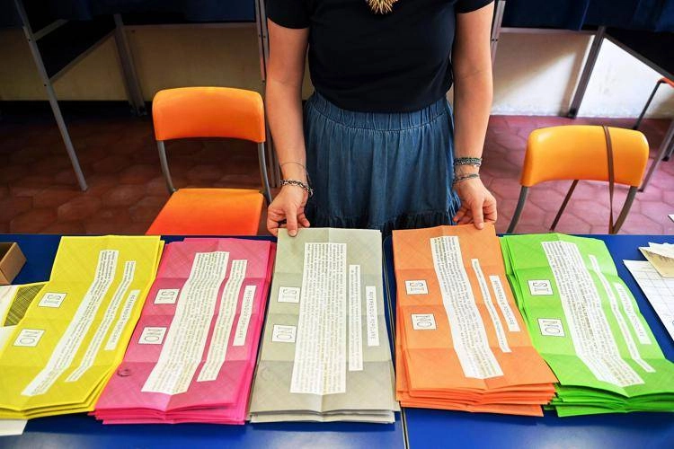 Referendum: Sicilia e Messina, affluenza bassa alla chiusura del primo giorno. Il Quorum è una corsa in salita 1 schede referendum fg 0906