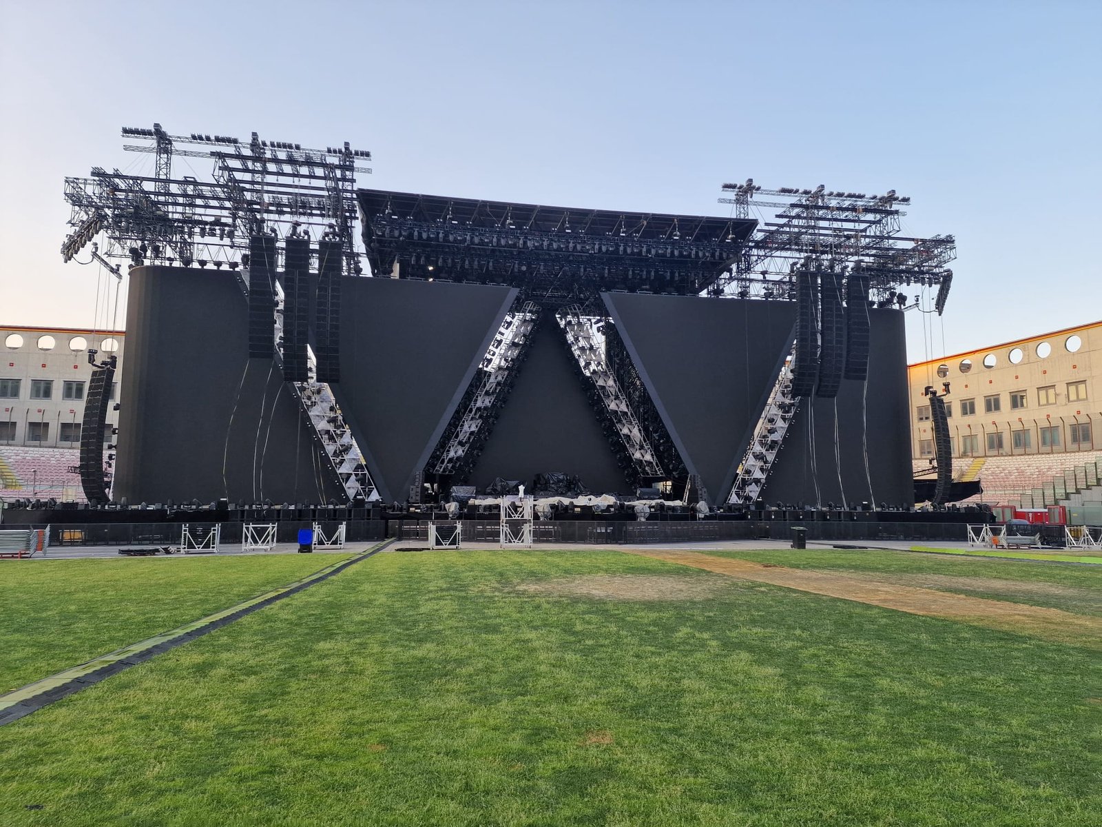 Vasco, il palco è uno show. Ma la città paga il prezzo: hotel alle stelle e il caos del divieto in via Celi 7 vasco rossi a Messina