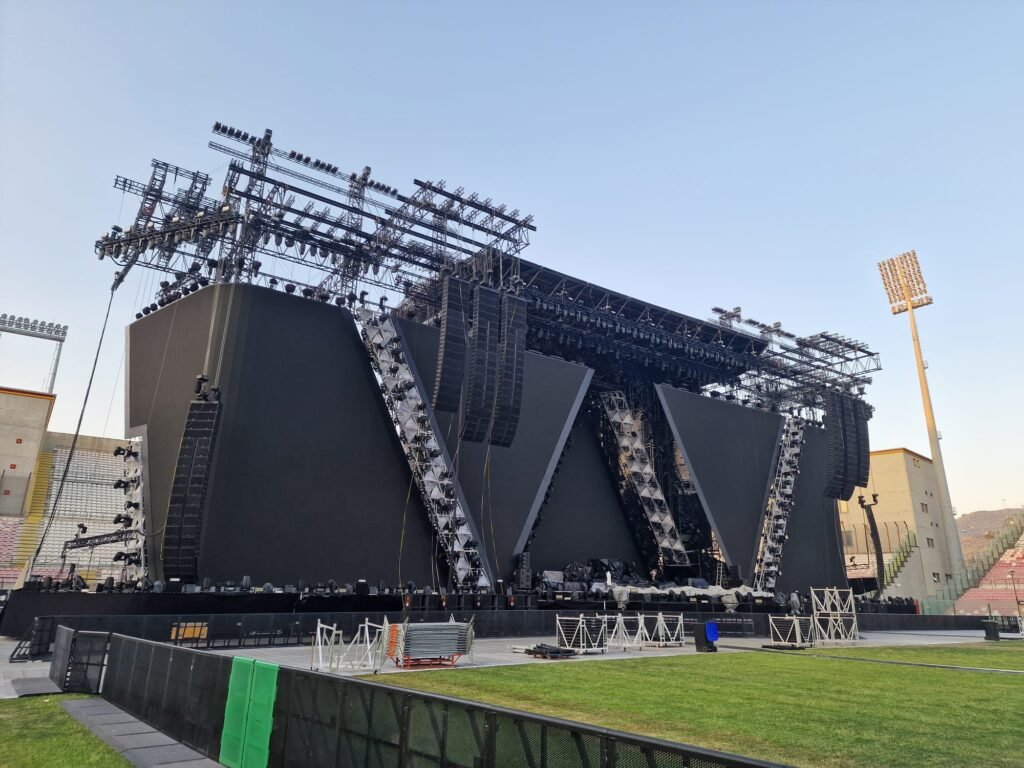 Vasco, il palco è uno show. Ma la città paga il prezzo: hotel alle stelle e il caos del divieto in via Celi 3 vasco rossi a Messina