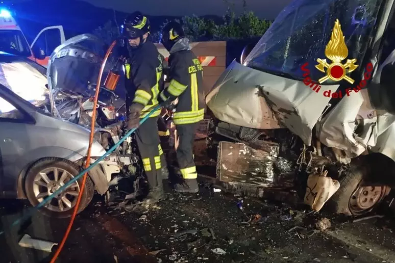 Scontro frontale tra furgone e auto nel catanese, 10 feriti 1 Scontro frontale tra furgone e auto nel catanese, 10 feriti