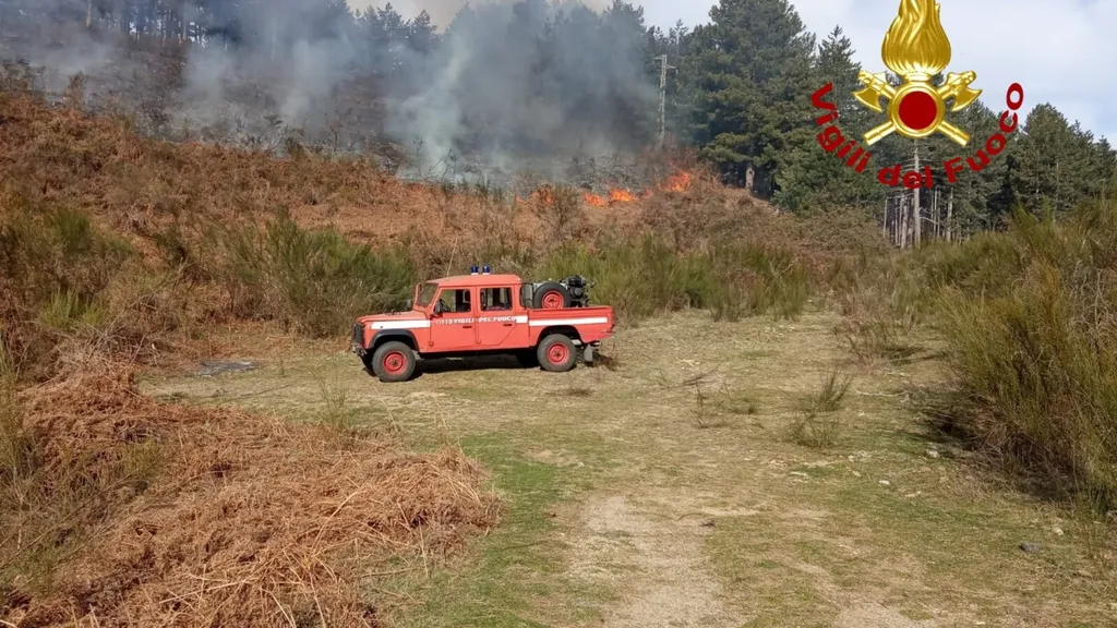 Sicilia in Fiamme: una domenica di scirocco e Incendi. decine di roghi da Palermo ad Agrigento 3 incendi VVFF