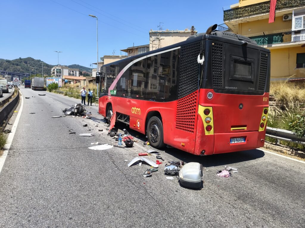 Incidente in viale Giostra. Grave conducente di uno scooter. Coinvolto bus Atm 3 1000207200