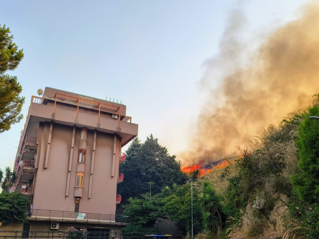Messina in allarme, vasto incendio a Messina Due. Le fiamme minacciano il serbatoio Amam di Montesanto e le case 12 1000217982