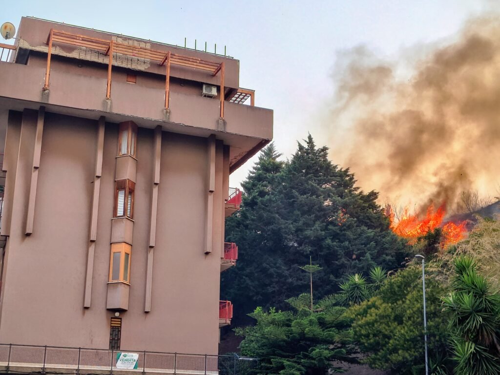 Messina in allarme, vasto incendio a Messina Due. Le fiamme minacciano il serbatoio Amam di Montesanto e le case 11 1000217990