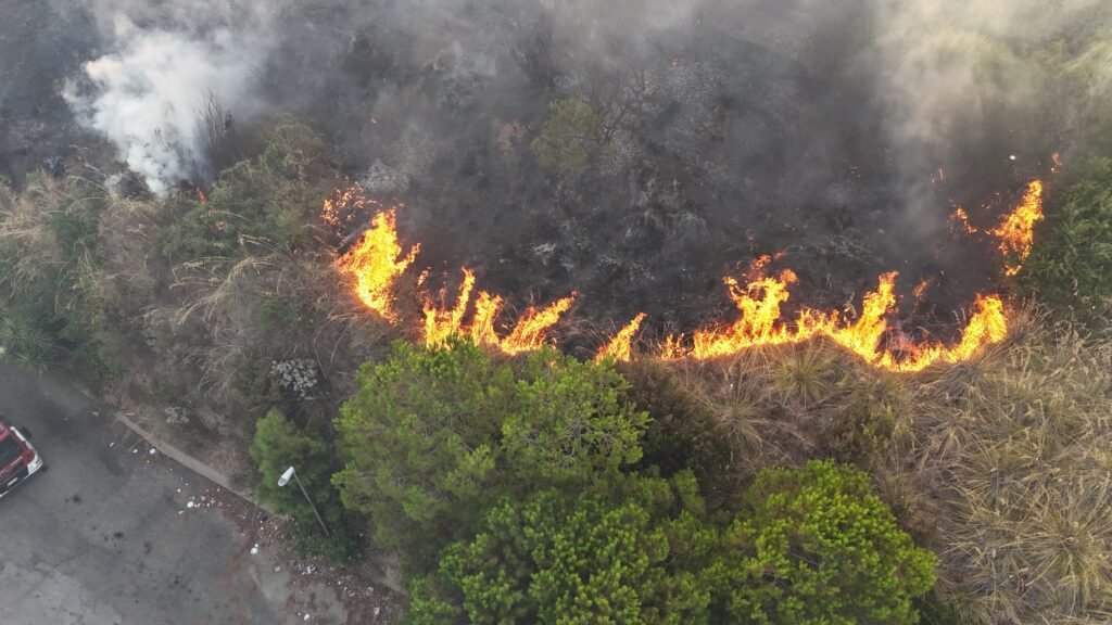 Messina in allarme, vasto incendio a Messina Due. Le fiamme minacciano il serbatoio Amam di Montesanto e le case 10 1000218067