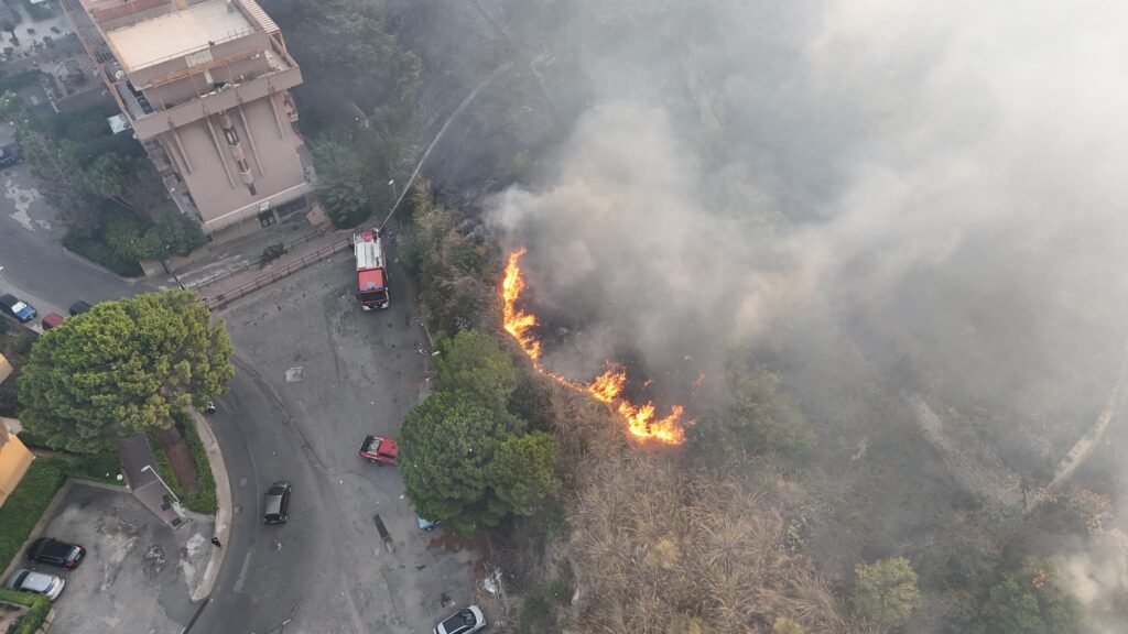 Messina in allarme, vasto incendio a Messina Due. Le fiamme minacciano il serbatoio Amam di Montesanto e le case 8 1000218086