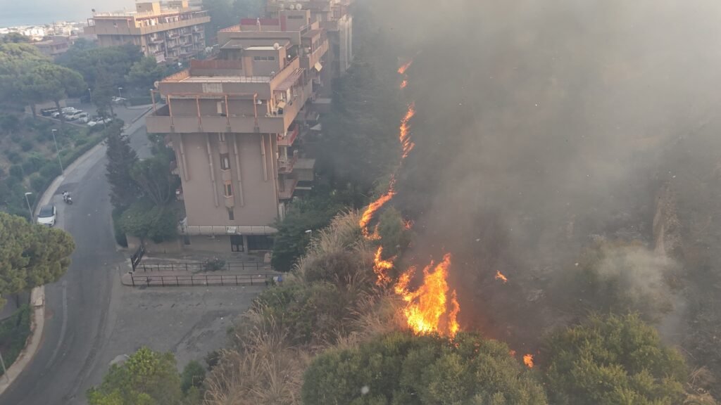 Messina in allarme, vasto incendio a Messina Due. Le fiamme minacciano il serbatoio Amam di Montesanto e le case 7 1000218118