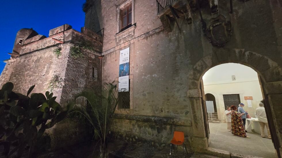 Ultime settimane per "Essere Acqua": la mostra di La Spada incanta il Castello di Spadafora 1 20250723 204732