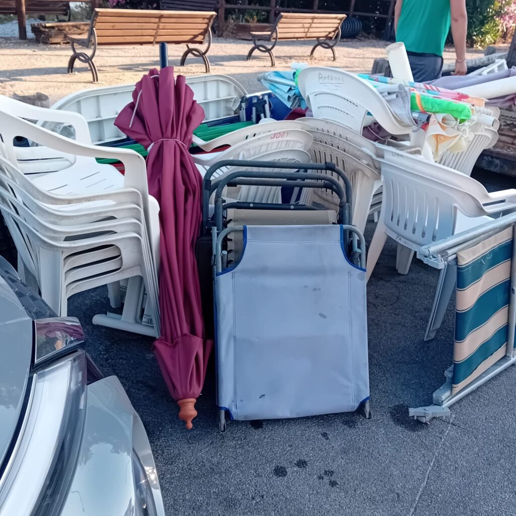 Capitaneria di Porto sequestra a Ganzirri 150 ombrelloni e 500 sedie che occupavano abusivamente l'arenile 5 Capitaneria di Porto sequestra a Ganzirri