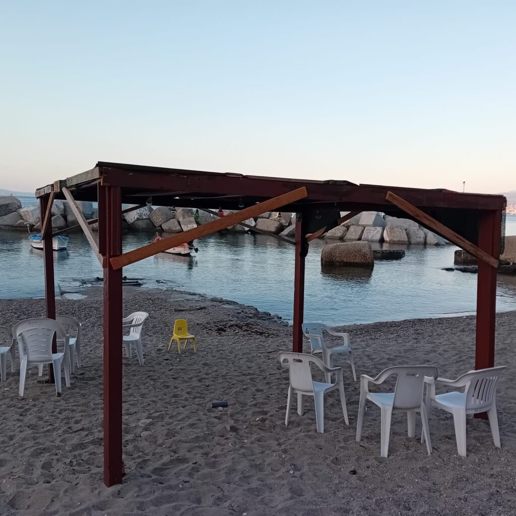 Capitaneria di Porto sequestra a Ganzirri 150 ombrelloni e 500 sedie che occupavano abusivamente l'arenile 3 Capitaneria di Porto sequestra a Ganzirri 2