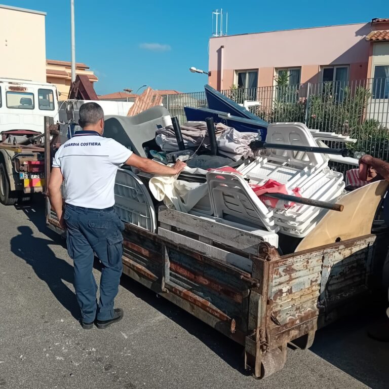 Capitaneria di Porto sequestra a Ganzirri 150 ombrelloni e 500 sedie che occupavano abusivamente l'arenile