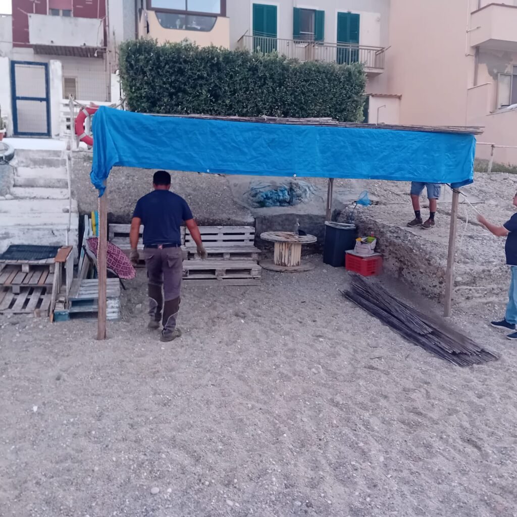 Capitaneria di Porto sequestra a Ganzirri 150 ombrelloni e 500 sedie che occupavano abusivamente l'arenile 4 Capitaneria di Porto sequestra a Ganzirri 4