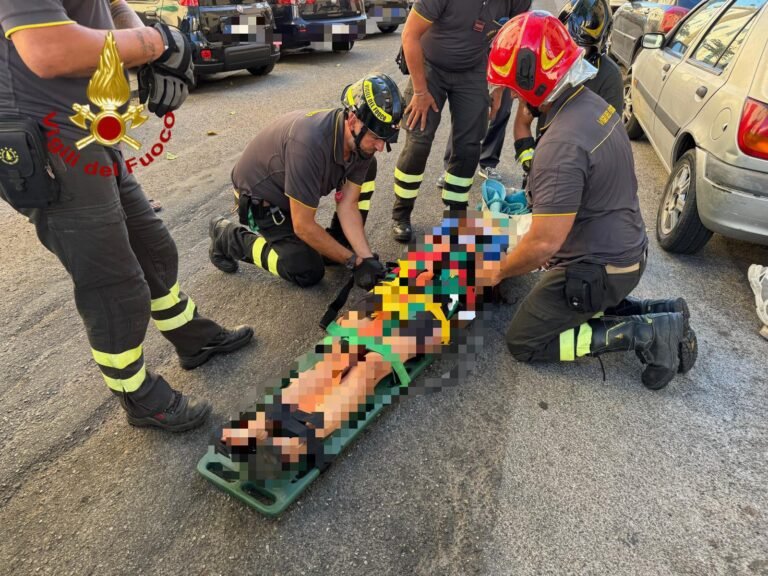 Incidente stradale con ribaltamento in via Salandra, intervento dei Vigili del fuoco decisivo per l’estrazione della conducente.